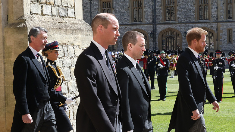Il principe William e il principe Harry in piedi