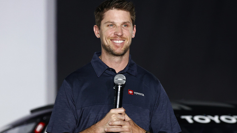 Denny Hamlin sorride alla presentazione della nuova NASCAR