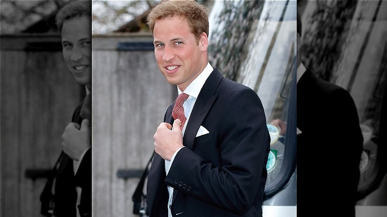 Il principe William indossa un abito e sorride
