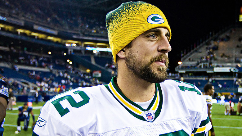 Aaron Rodgers indossa l'uniforme dei Green Bay Packers e il berretto in maglia