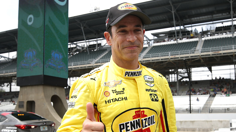 Helio Castroneves fa il pollice in su