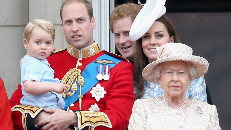 Il principe George, il principe William, Kate Middleton, la regina Elisabetta sul balcone di Buckingham Palace