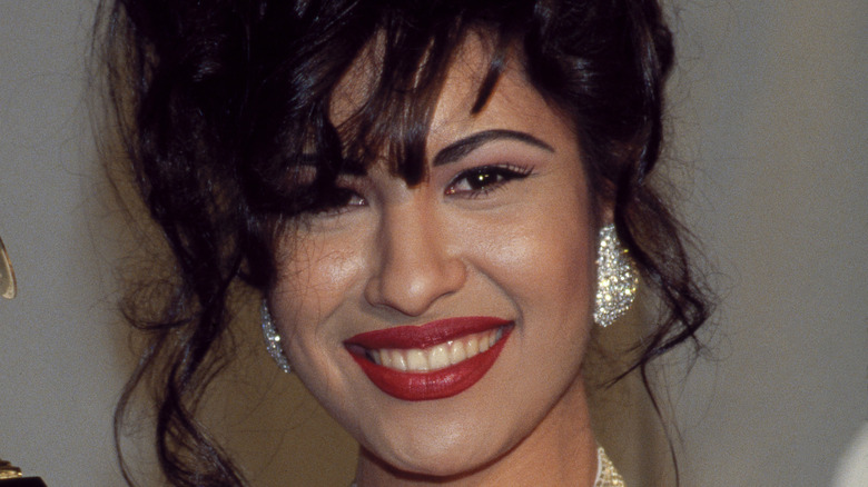 Selena Quintanilla-Pérez posa con il suo Grammy