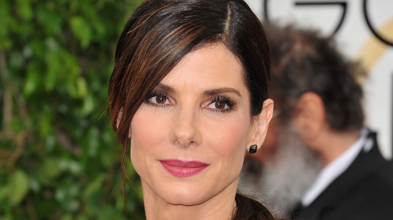 Sandra Bullock in piedi