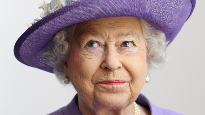 La regina Elisabetta II sul trono