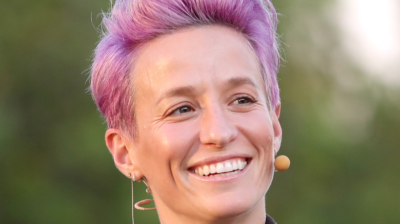 Megan Rapinoe sorridente capelli rosa