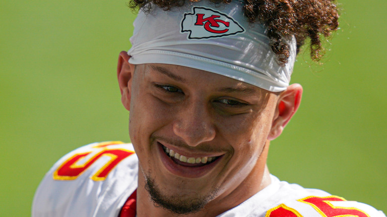 Patrick Mahomes sorride