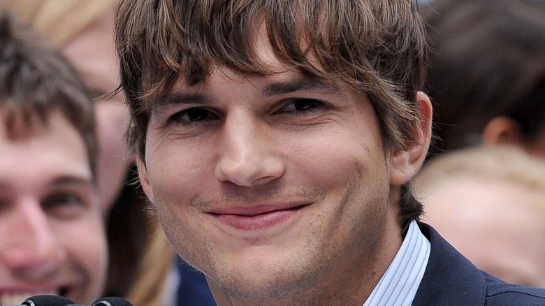 Ashton Kutcher sorride