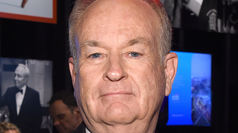 Bill O'Reilly sorride alla telecamera con le labbra increspate