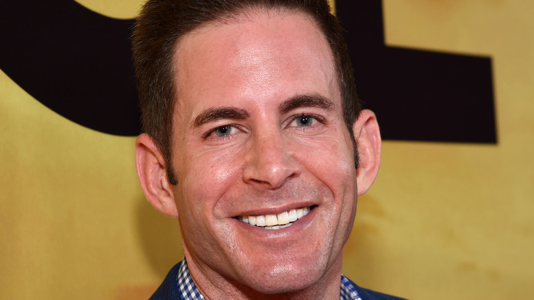 Tarek El Moussa sorride