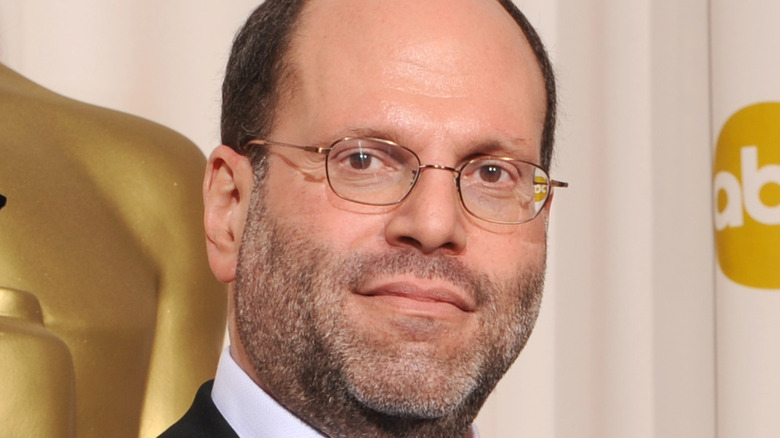 Scott Rudin guardando la telecamera