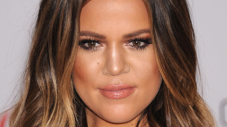 Khloe Kardashian sorride a un evento