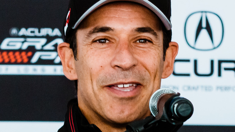 Helio Castroneves parlando a un evento