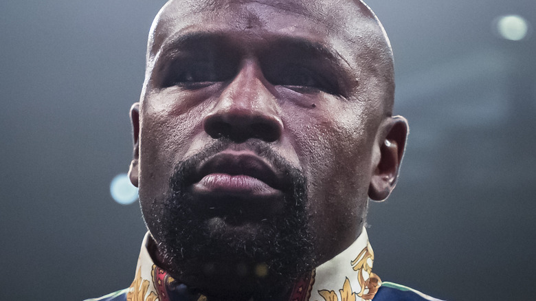 Floyd Mayweather in piedi sul ring