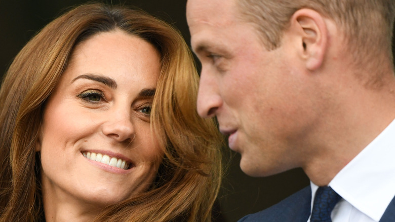 Kate Middleton sorride e il principe William parla