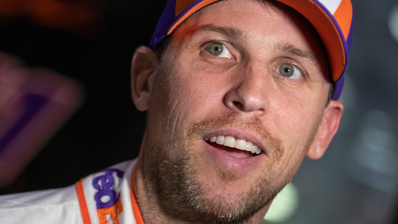 Denny Hamlin in berretto FedEx