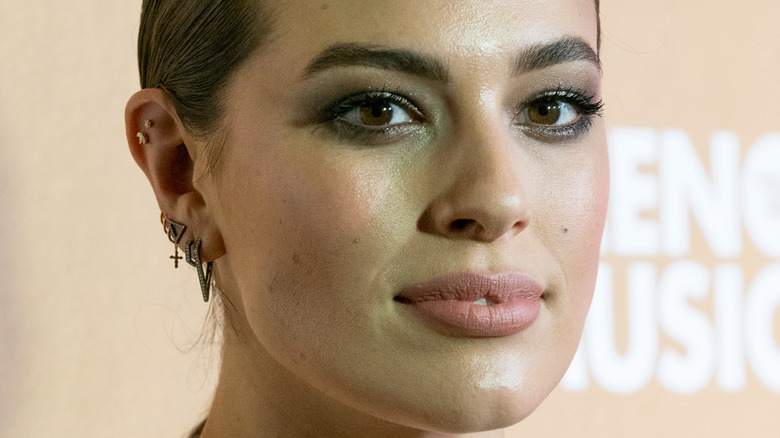 Ashley Graham con un'espressione neutra