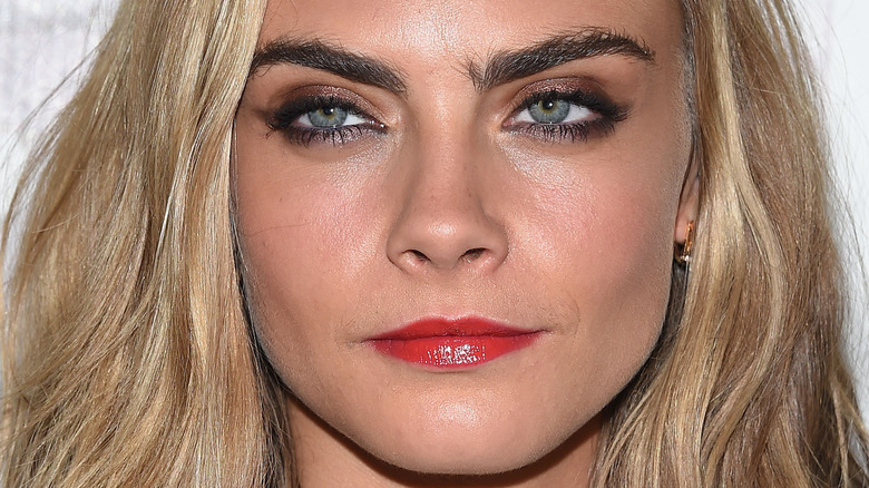 Cara Delevingne con un'espressione neutra