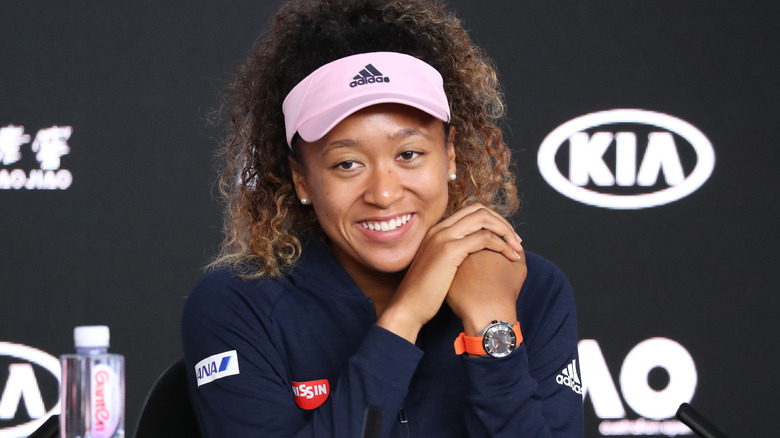 Naomi Osaka parlando a una conferenza stampa