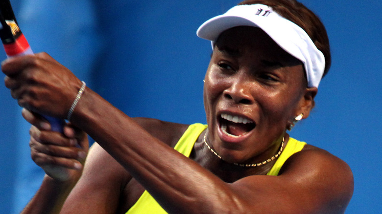 Venus Williams reagisce in campo