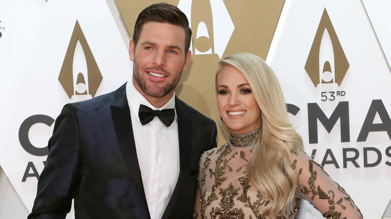 Carrie Underwood e Mike Fisher sorridono sul red carpet