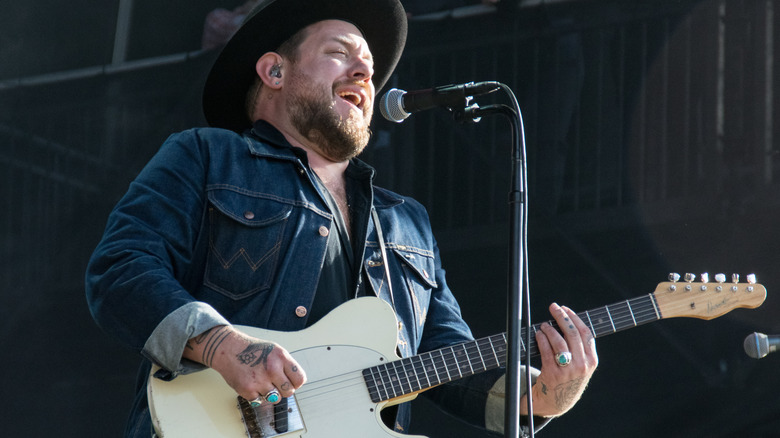 Nathaniel Rateliff si esibisce nel 2019