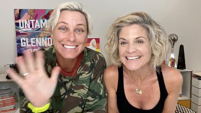 Abby Wamback e Glennon Doyle sorridono