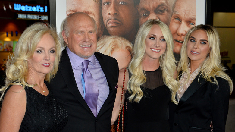 Terry Bradshaw sorridente, moglie Tammy e le sue figlie Erin e Rachel a "Father Figures" 2017