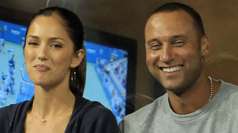 Minka Kelly e Derek Jeter sorridono a una partita