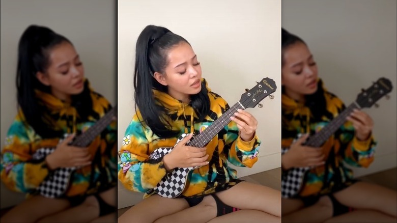 Bella Poarch suona l'ukulele