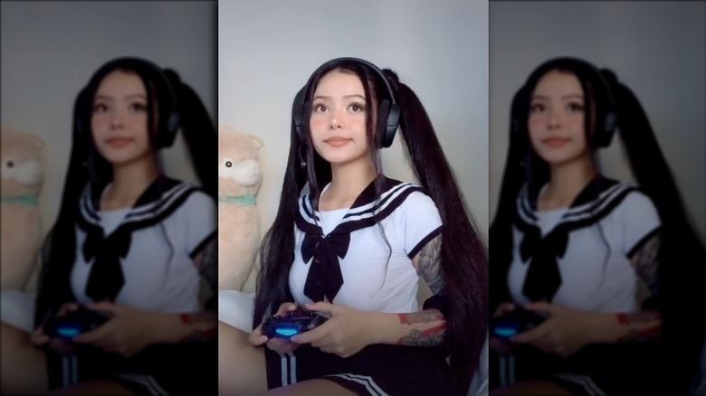 Bella Poarch gioca al videogioco in costume da marinaio