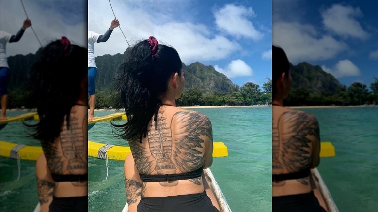 Il tatuaggio sulla schiena della nave alata di Bella Poarch