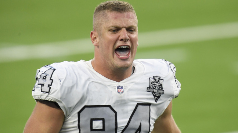 Carl Nassib festeggia una vittoria nel 2020