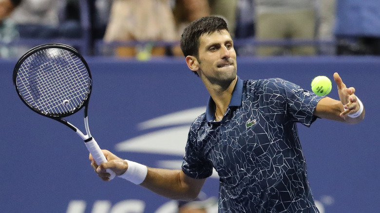 Novak Djokovic gioca a tennis 