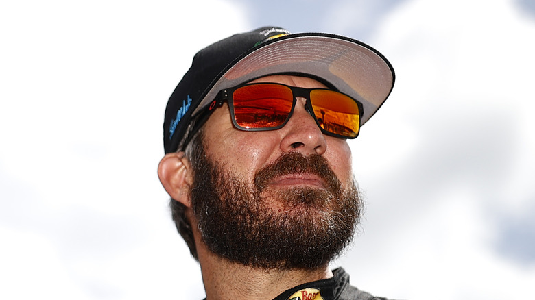 Martin Truex Jr guarda il cielo in pista