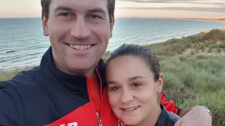 Garry Kissick e Ashleigh Barty sorridono per un selfie