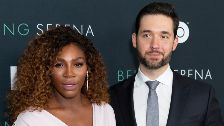 Serena Williams, parlando, accanto al marito Alexis Ohanian, foto dell'evento 2018