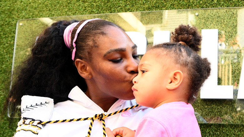 Serena Williams, bacia la figlia piccola Olympia, foto dell'evento 2020