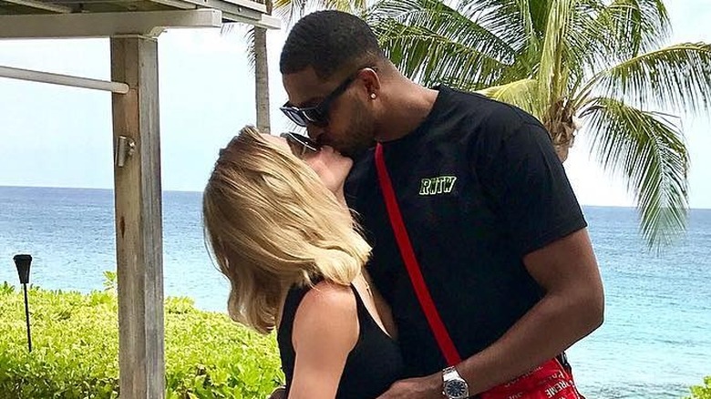 Khloe Kardashian e Tristan Thompson si baciano