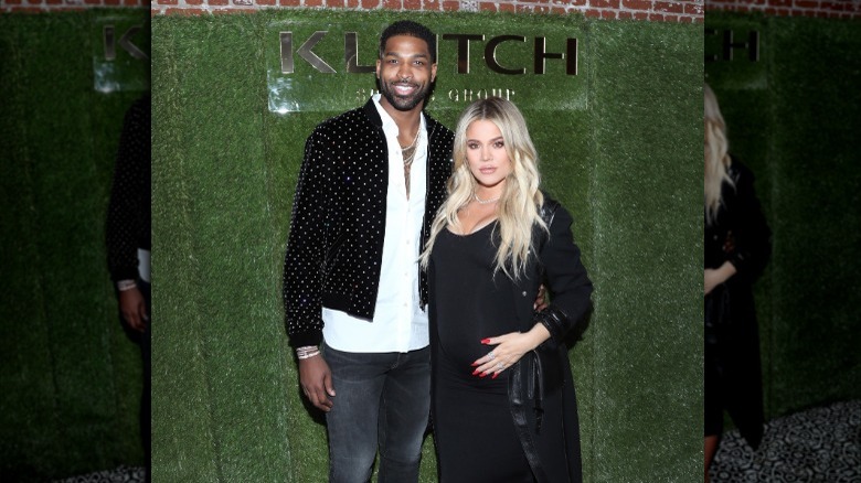 Tristan Thompson e Khloe Kardashian sorridono