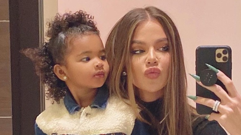 True Thompson e Khloe Kardashian in un selfie