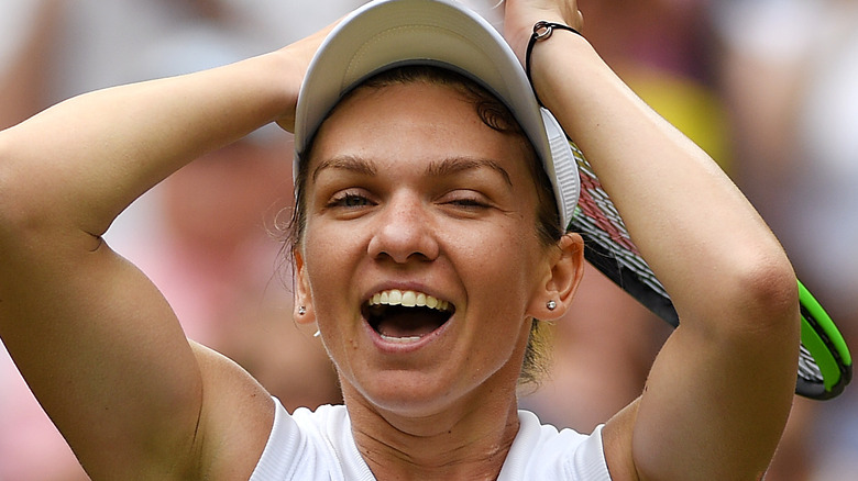 Simona Halep celebra la vittoria nel tennis con un ampio sorriso