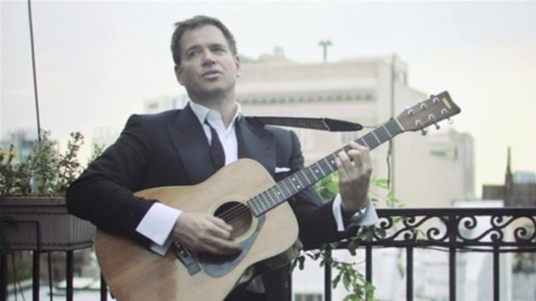 Michael Weatherly nel video musicale di "Under the Sun" 