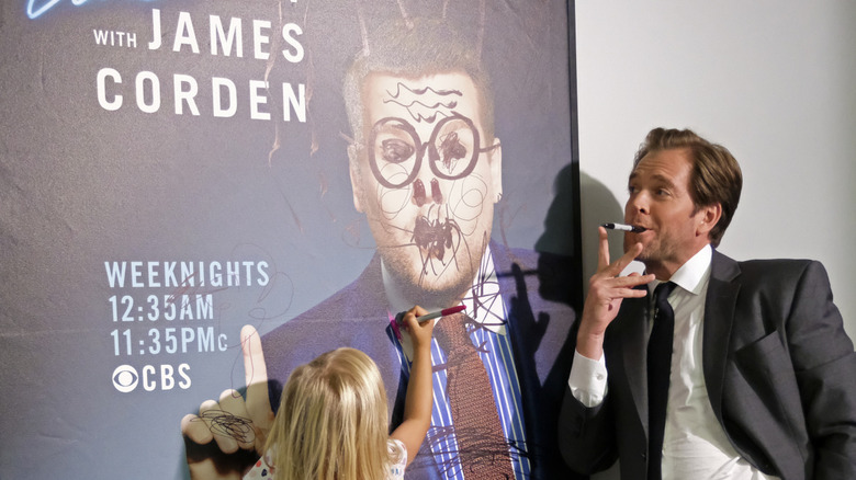 Michael Weatherly deturpa il poster di James Corden