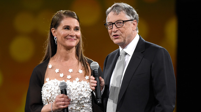 Melinda e Bill Gates con in mano i microfoni. 