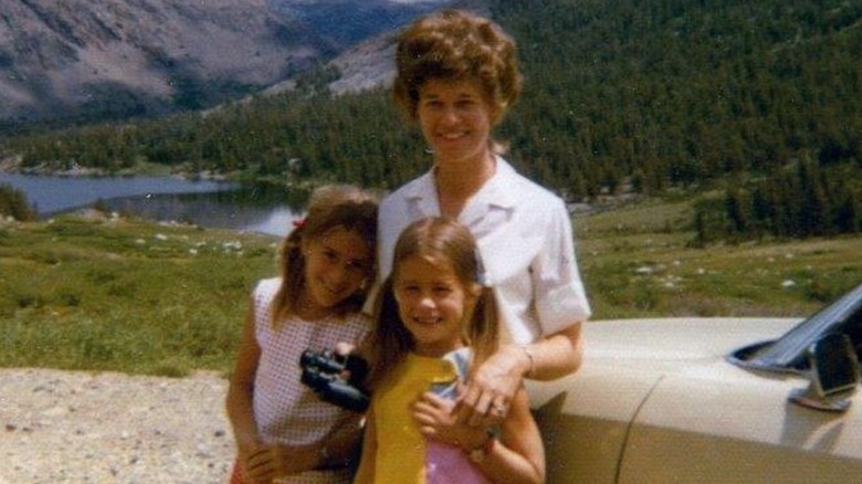 Una giovane Melinda Gates con la sorella e la madre