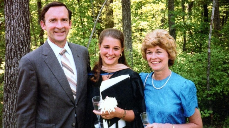 Una giovane Melinda Gates alla laurea con i suoi genitori