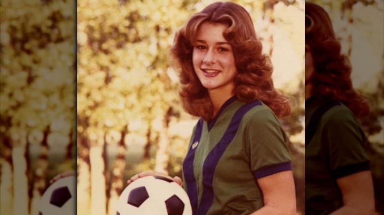 Melinda Gates in posa con un pallone da calcio