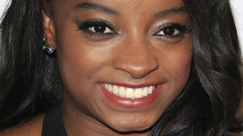 Simone Biles sorride