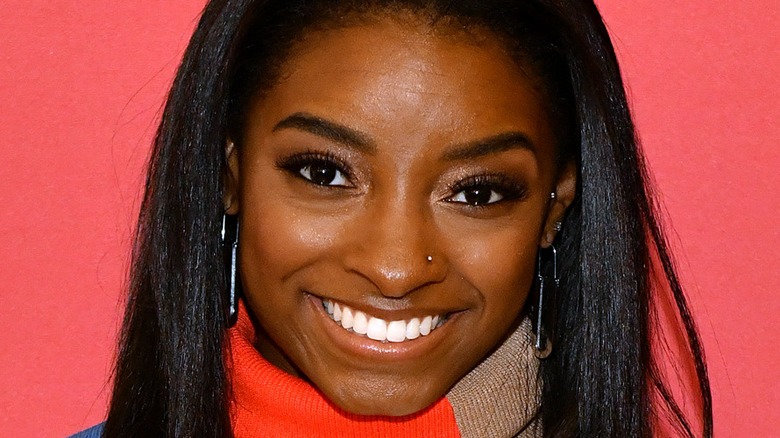 Simone Biles sorride